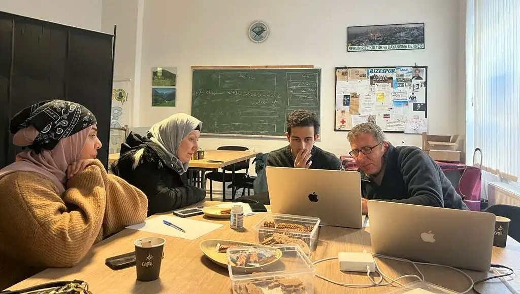 Beratungsrunde mit Laptops