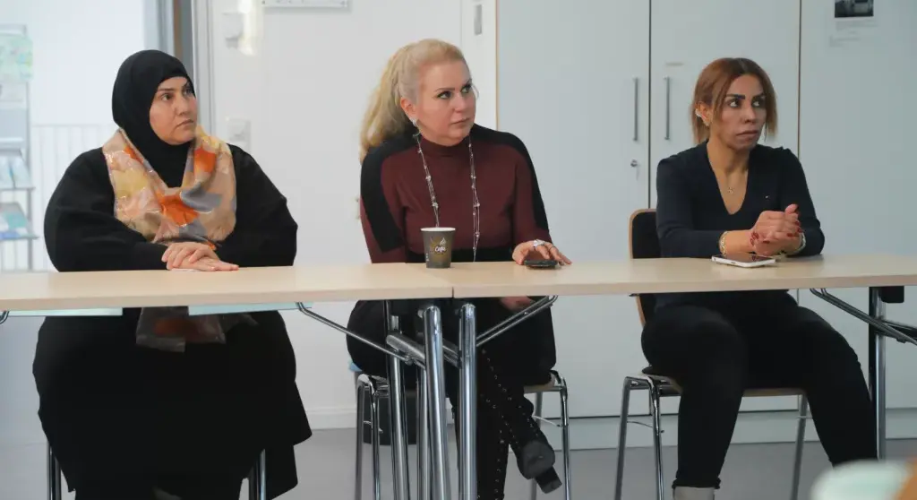 Frauen bei einer Podiumsrunde des Frauen-Projekts