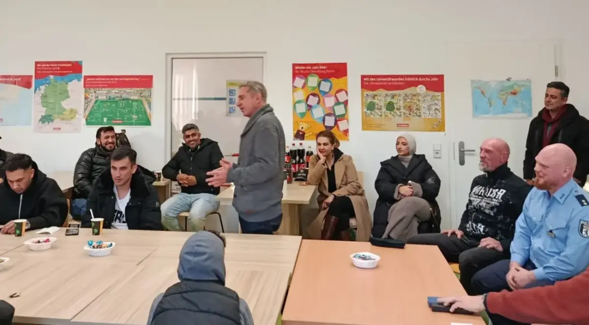 Gesprächsrunde des Männer-Projekts mit Gästen der Polizei